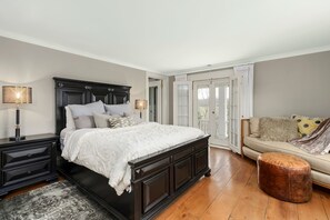 4 bedrooms, desk, iron/ironing board, travel cot