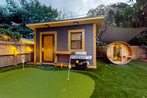 Property grounds - Historic charmer with mini golf course, sauna & ping-pong (Fort Lauderdale)