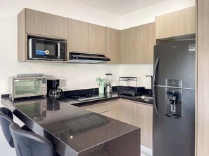 Cookware/dishes/utensils