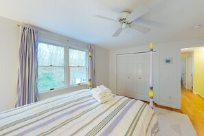 4 bedrooms, iron/ironing board, internet, bed sheets