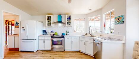 Een koelkast, een magnetron, een oven, een kookplaat