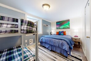 4 bedrooms, iron/ironing board, Internet, bed sheets