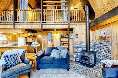 Charming 2-story chalet with deck, wood stove, Deschutes River access