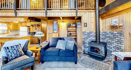 Charming 2-story chalet with deck, wood stove, Deschutes River access