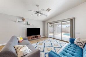 TV, books - Updated home with private pool, enclosed yard, covered patio, grill, & W/D (Glendale)