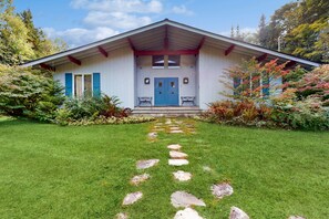 Exterior - Picturesque, Euro-style ski chalet with beautiful setting, deck & fireplace (Peru)