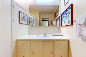 Hair dryer, towels - Picturesque, Euro-style ski chalet with beautiful setting, deck & fireplace (Peru)