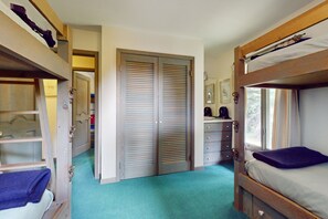 4 bedrooms, iron/ironing board, internet, bed sheets - Picturesque, Euro-style ski chalet with beautiful setting, deck & fireplace (Peru)