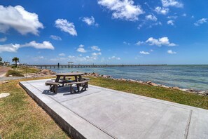 Outdoor dining - Gulf-view home with sunrise views over water, outdoor kitchen & beach access (Rockport)