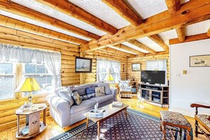 TV, DVD player, books, video library - Comfortable, rustic-style home near area's amusements with board games & patio (Ocean View)