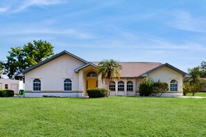 Exterior - Relax, Recharge & Explore. Your Waterfront Getaway Awaits. (Punta Gorda)