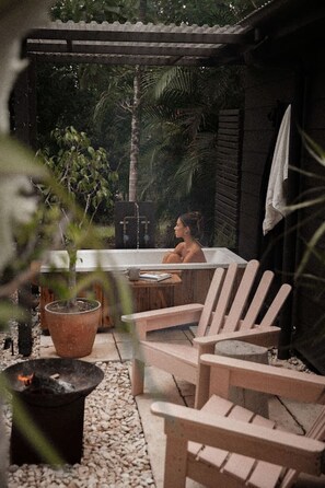 Property grounds - Stylish Cottage + Outdoor Bath near Montville (Palmwoods)