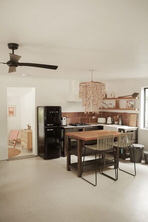 Fridge, oven, stovetop, coffee/tea maker