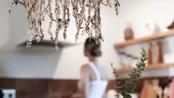 Fridge, oven, stovetop, coffee/tea maker