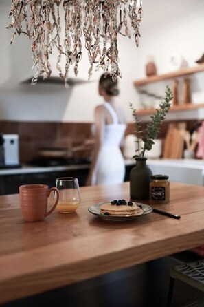 Fridge, oven, stovetop, coffee/tea maker - Stylish Cottage + Outdoor Bath near Montville (Palmwoods)