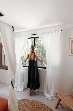 1 bedroom, desk, iron/ironing board, free WiFi - Stylish Cottage + Outdoor Bath near Montville (Palmwoods)