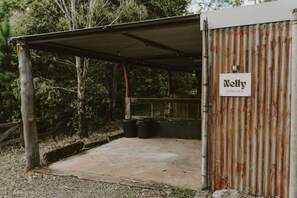 Property grounds - Cute, Cozy Container + Outdoor Bath near Montville (Palmwoods)