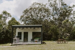 Property grounds - Cute, Cozy Container + Outdoor Bath near Montville (Palmwoods)