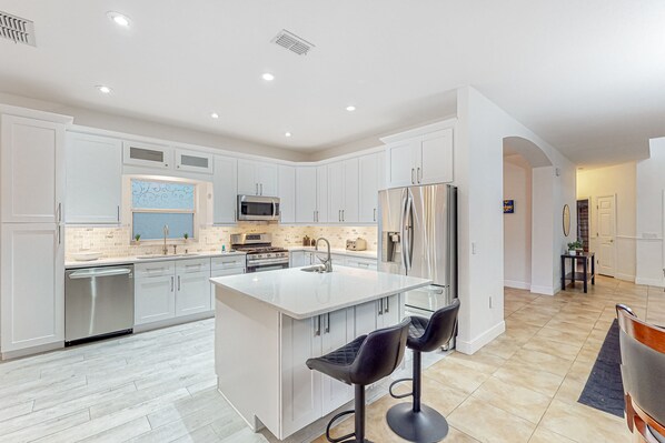 Réfrigérateur, micro-ondes, four, plaque de cuisson