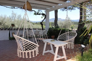 Outdoor dining - House with a pool, garden, incredible views, and a great location. (Jaén)