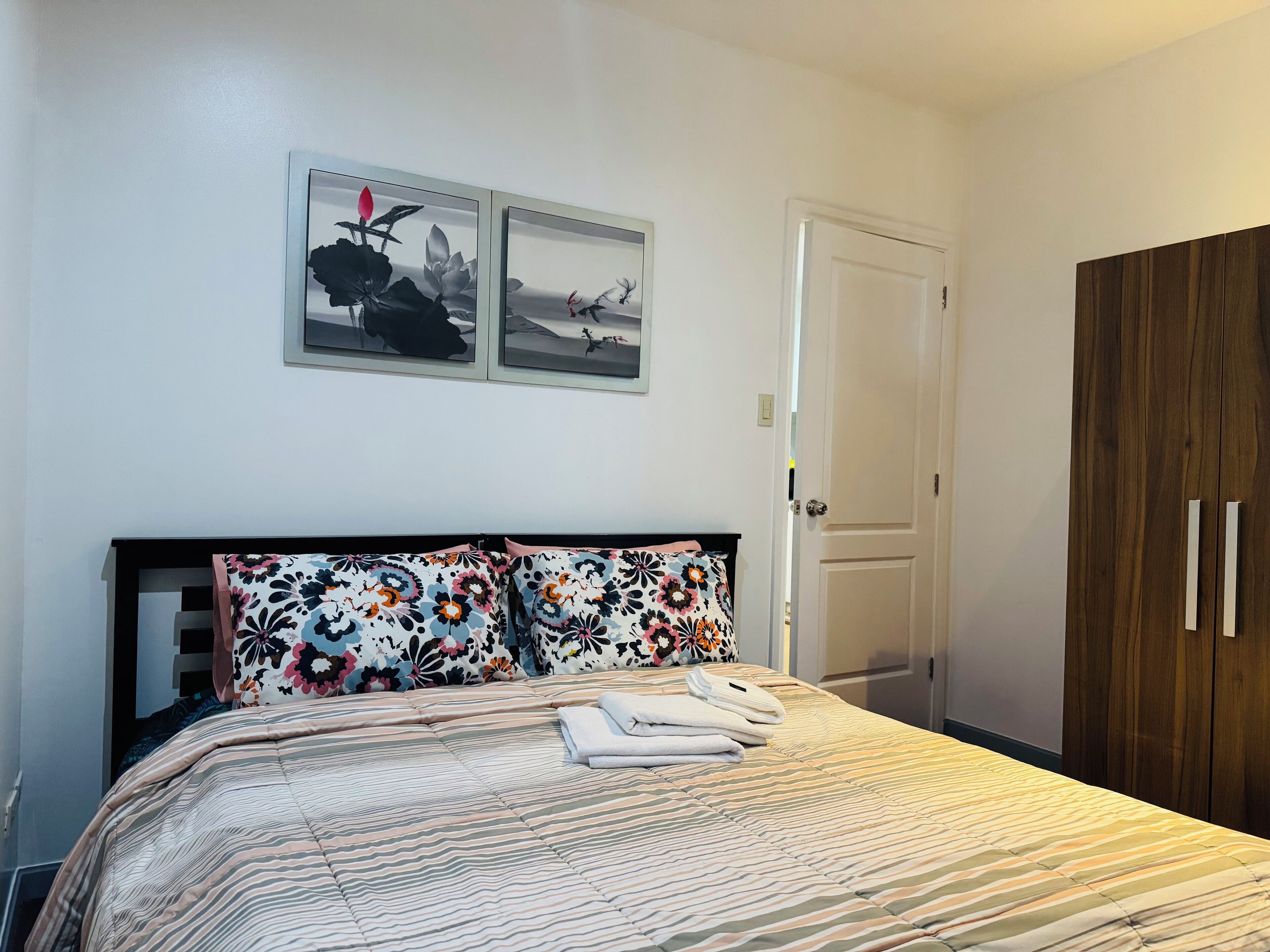 家庭雙人房, 陽台, 城市景觀 | 起居區 | 電視