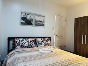 Quarto casal família, sacada, vista para a cidade | Área de estar | TV