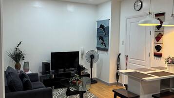 Phòng đôi dành cho gia đình, ban công, quang cảnh thành phố | Bàn, khu vực làm việc phù hợp cho laptop, bàn ủi/dụng cụ ủi quần áo