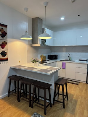 Quarto casal família, sacada, vista para a cidade | Cozinha privada