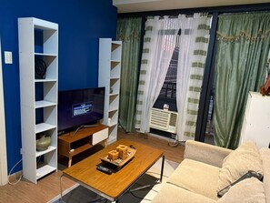 Family Double Room, Balcony, City View | Living area