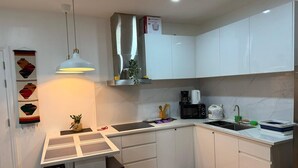 家庭双人房, 阳台, 城市景观 | 私人厨房