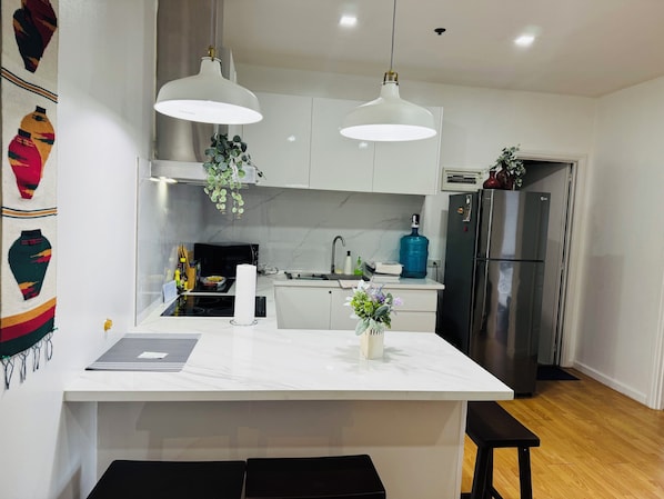 Quarto casal família, sacada, vista para a cidade | Cozinha privada