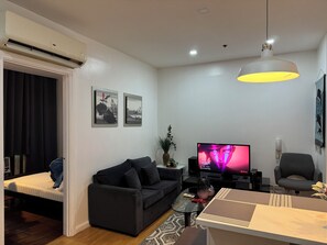 Quarto casal família, sacada, vista para a cidade | Área de estar | TV