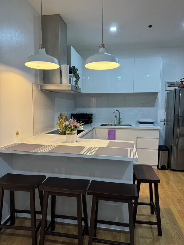 Familien-Doppelzimmer, Balkon, Stadtblick | Eigene Küche