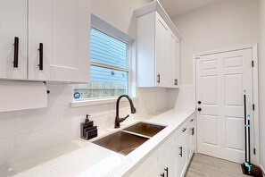 Kylskåp, mikrovågsugn, ugn och spishäll