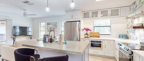 Frigorifero, microonde, forno, piano cottura