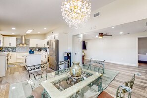 Kylskåp, mikrovågsugn, ugn och spishäll