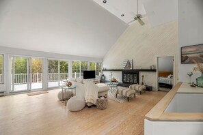 TV, ping pong - Renovated home near ocean with private pool, grill, deck, patio (Southampton)