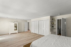 4 bedrooms, Internet, bed sheets - Renovated home near ocean with private pool, grill, deck, patio (Southampton)