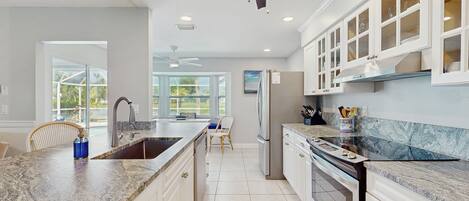 雪櫃、微波爐、焗爐、爐具