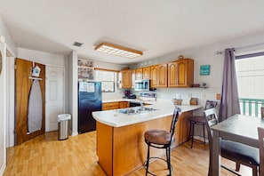 Refrigerador, microondas, horno, placa de cocina