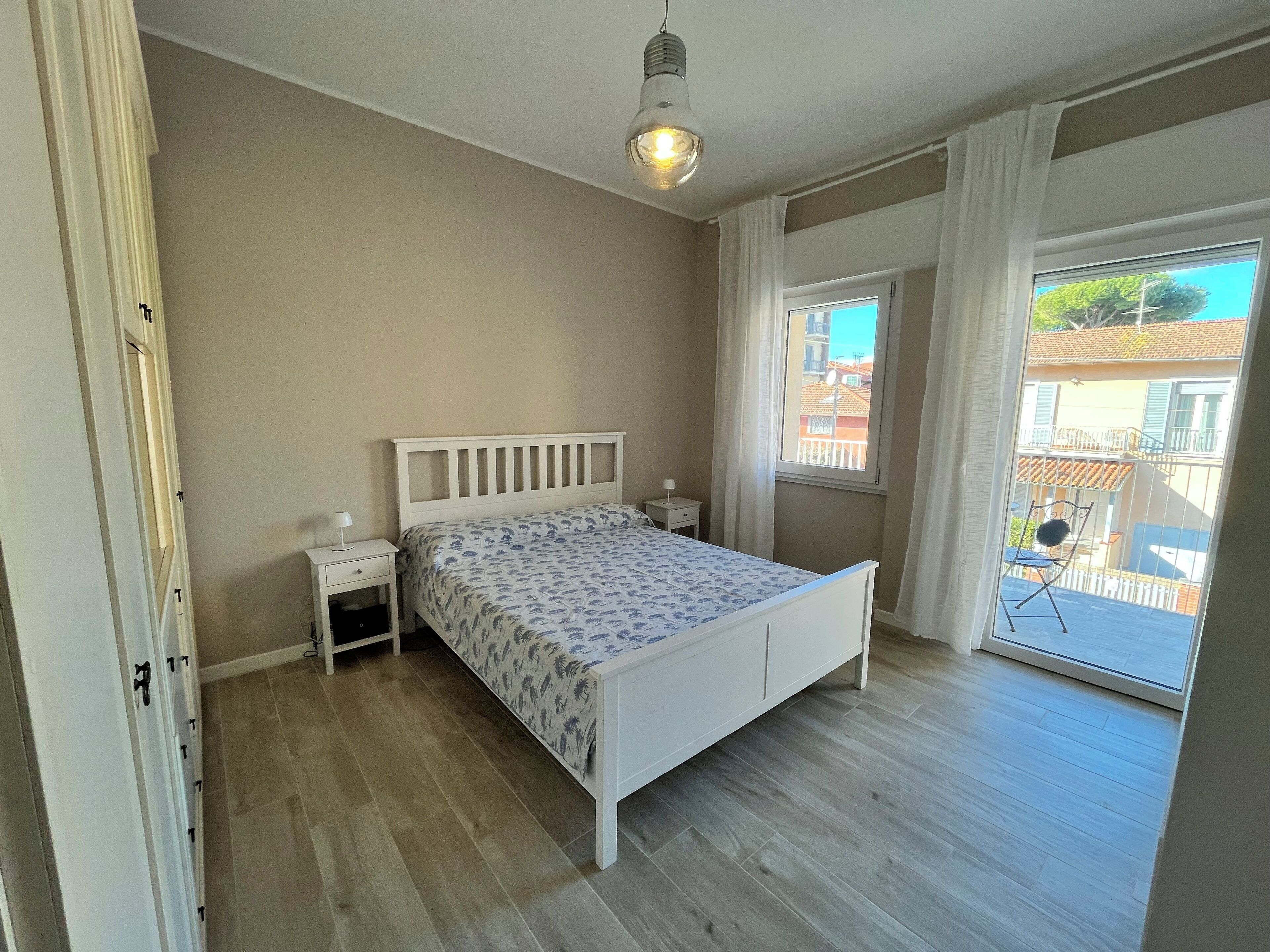 3 chambres, bureau, fer et planche à repasser, lit parapluie