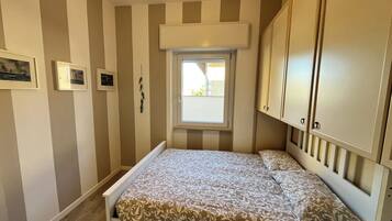 3 bedrooms, desk, iron/ironing board, travel crib