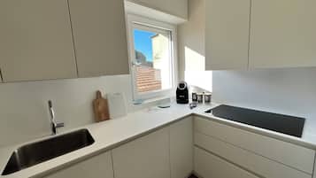 Fridge, oven, stovetop, dishwasher