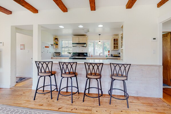 Kylskåp, mikrovågsugn, ugn och spishäll