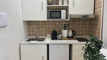 Kühlschrank, Mikrowelle, Herdplatte, Wasserkocher mit Kaffee-/Teezubehör