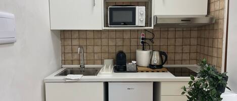 Geladeira, micro-ondas, cooktop, cafeteira/chaleira