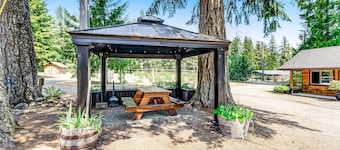 Fantastic dog-friendly retreat with 8 suites, fast WiFi & lush grounds