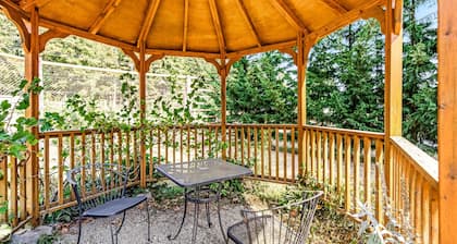 Fantastic dog-friendly retreat with 8 suites, fast WiFi & lush grounds