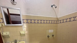 Un bagno piccolo con WC, lavandino e doccia.