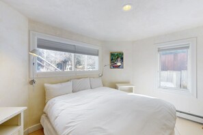 3 bedrooms, iron/ironing board, internet, bed sheets - Three-story mountain house with balcony, grill & washer/dryer (Telluride)
